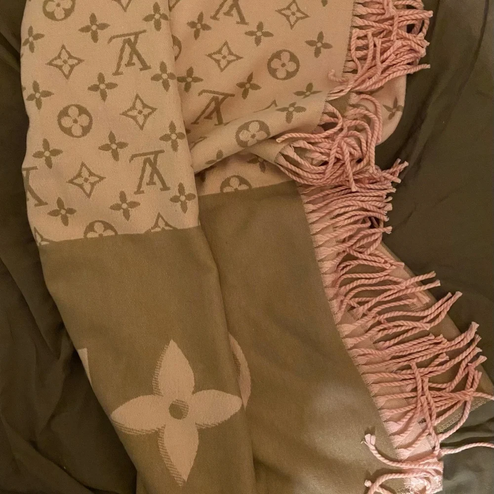 Luxury Monogram scarf - Picture 2 of 5